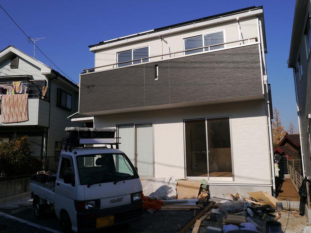 Local appearance photo. Is also a good many living environment also commercial facilities around in a quiet residential area of Takao Station 12 minutes' walk. Solar power generation systems equipped with housing.
