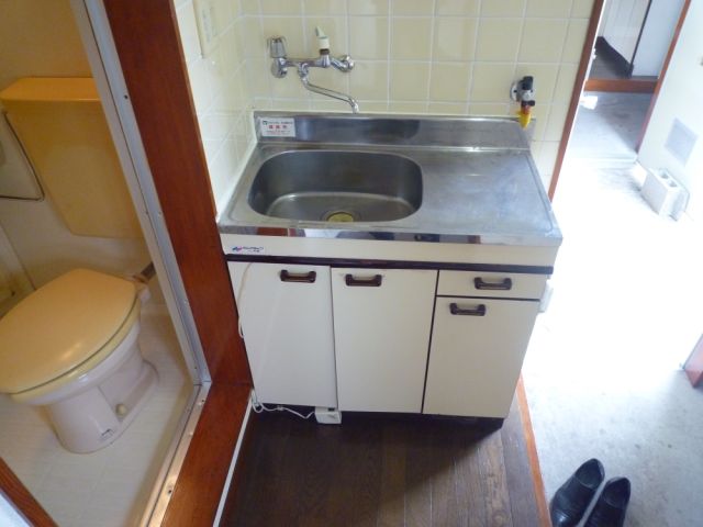 Kitchen. There is a partition door between the mini-kitchen and Western-style