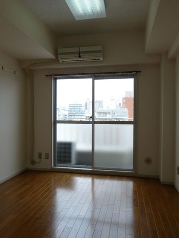 Living and room. Enjoy your stay in a clean room.