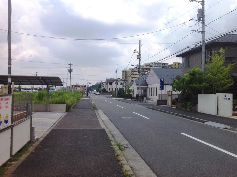 Local photos, including front road. South 11m (including sidewalks) road site (August 2012) shooting