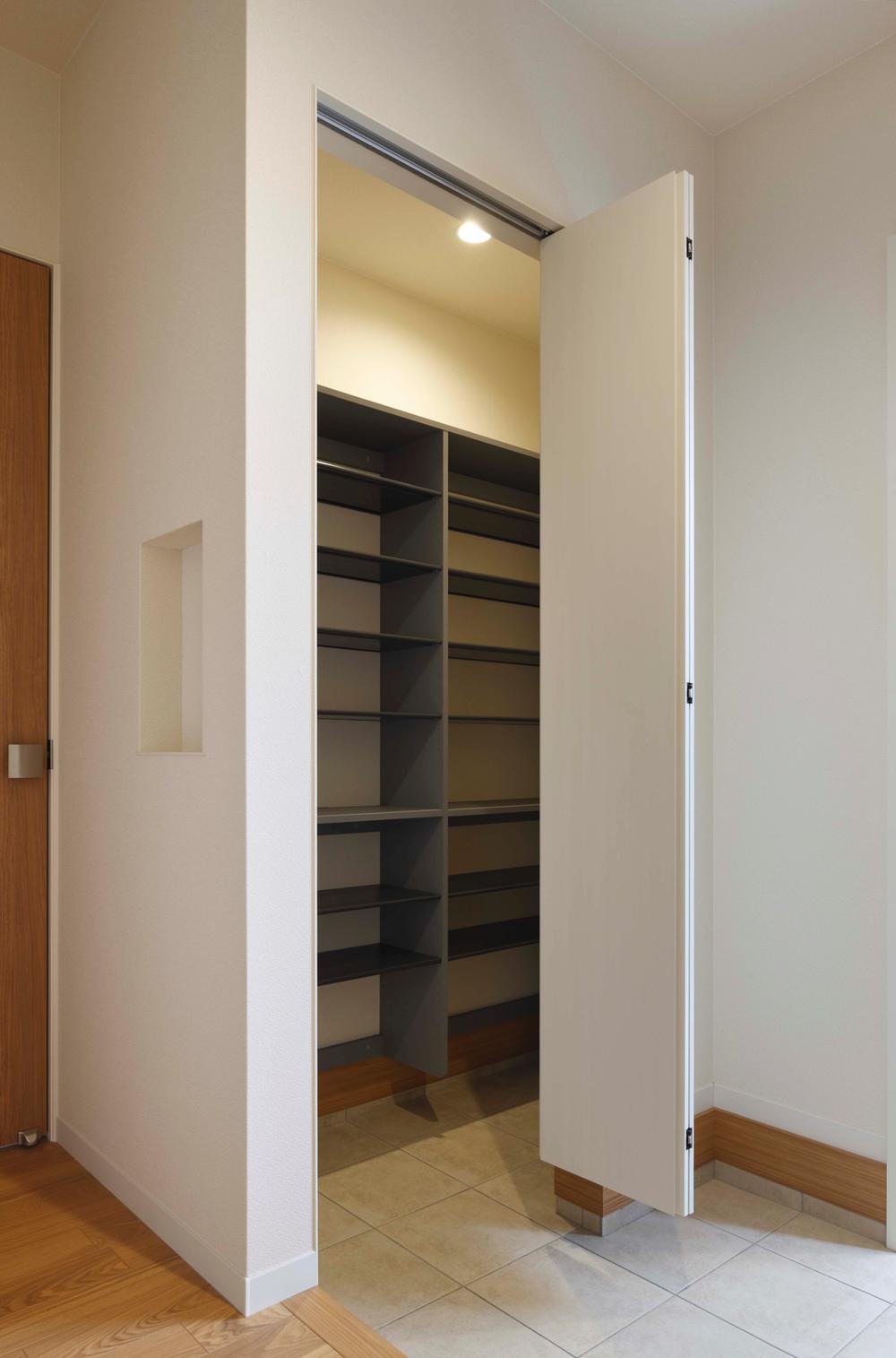 Entrance. Shoe closet that can be housed stroller and golf back