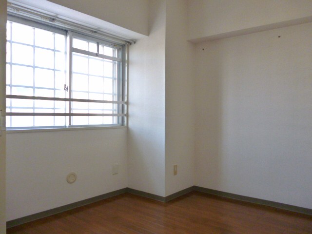 Living and room. North Western-style. Because the windows are not connected to the hallway, It is safe