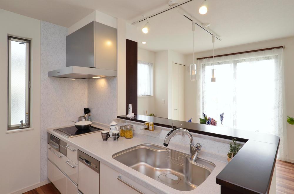 Kitchen. Model building Kitchen (July 2013) Shooting Spacious and airy living dining, Is devised so that the lighting full layout, It will become the center of life of people who live with nature ( ※ Sales already dwelling unit)