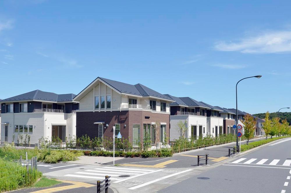 Local photos, including front road. Local streets (September 2012) shooting