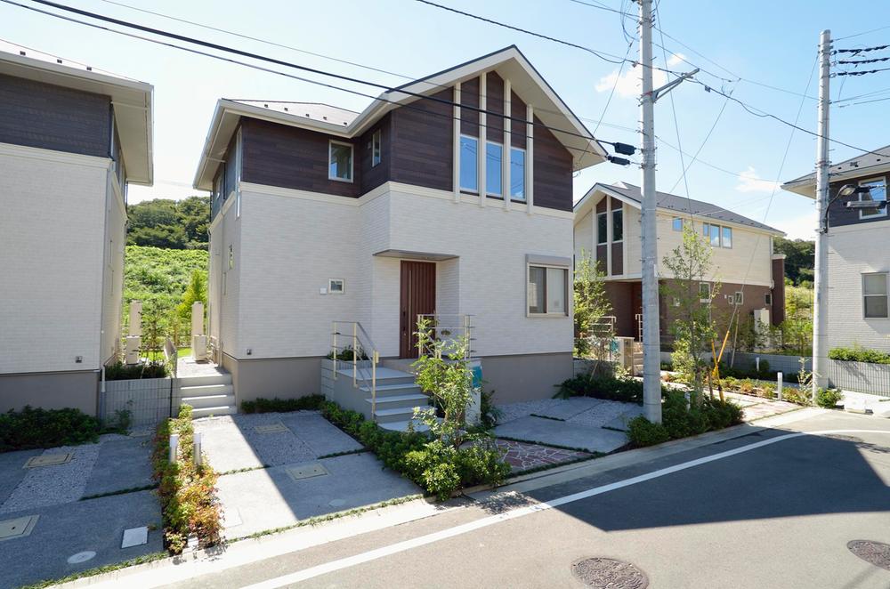 Local appearance photo. 7-7 Building appearance (September 2012) shooting around in the lush slopes, Living environment, such as instinctively want to take a deep breath the air is clear, and go. Street landscape where people live is going to be nurtured while enjoying the garden training is going to be a common property