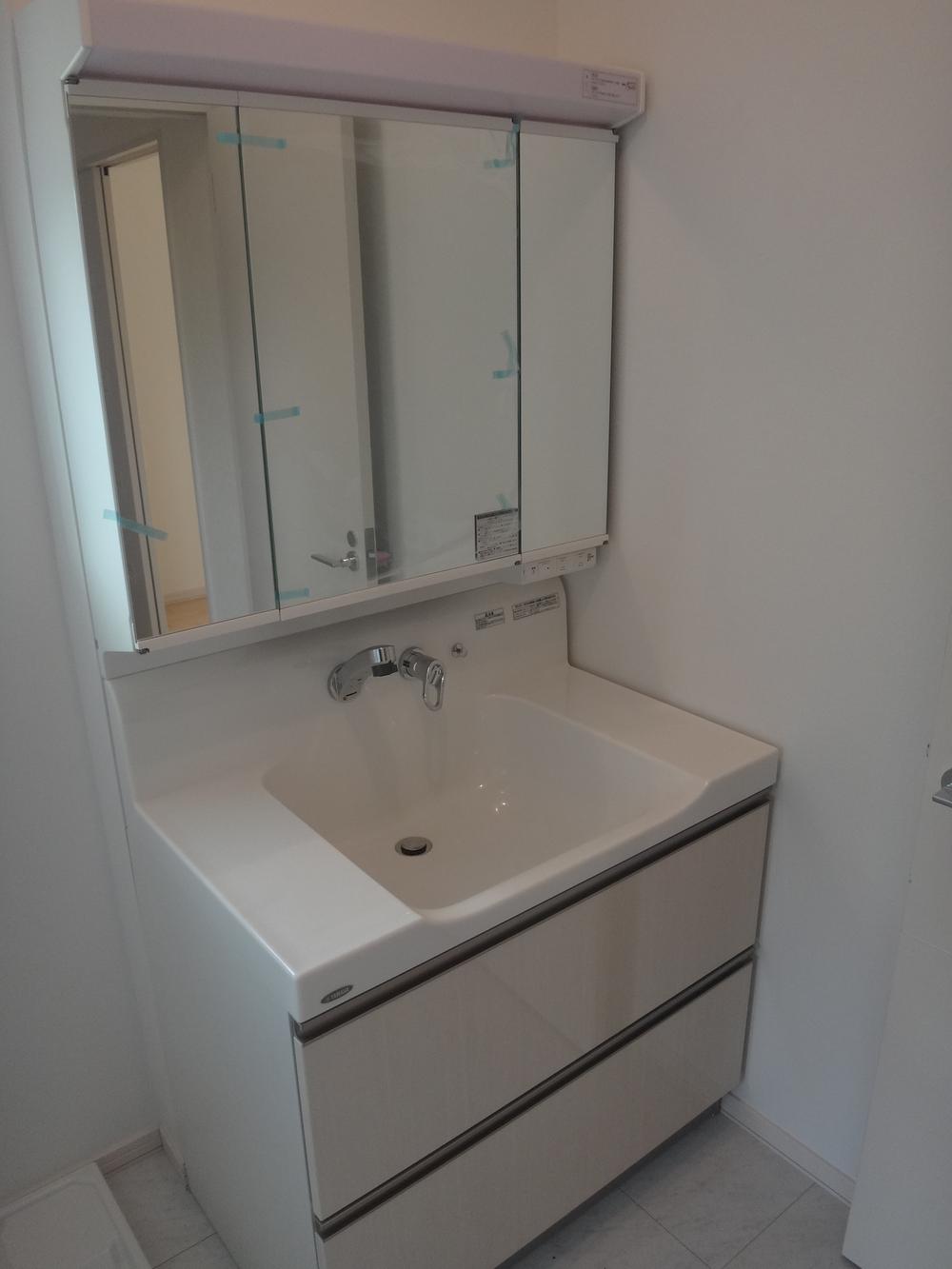 Wash basin, toilet. Indoor (11 May 2013) Shooting