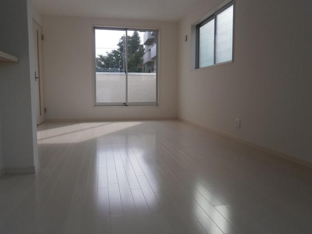 Living. 1 Building Second floor living room, Yang per good