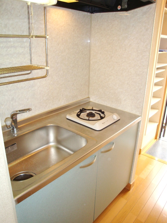 Kitchen. 1-neck with gas stove