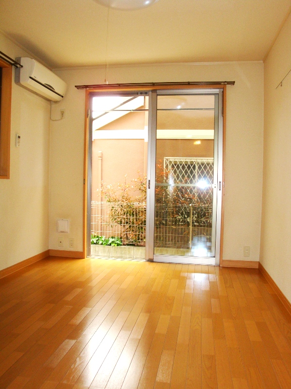 Living and room. Air conditioning 1 groups conditioned