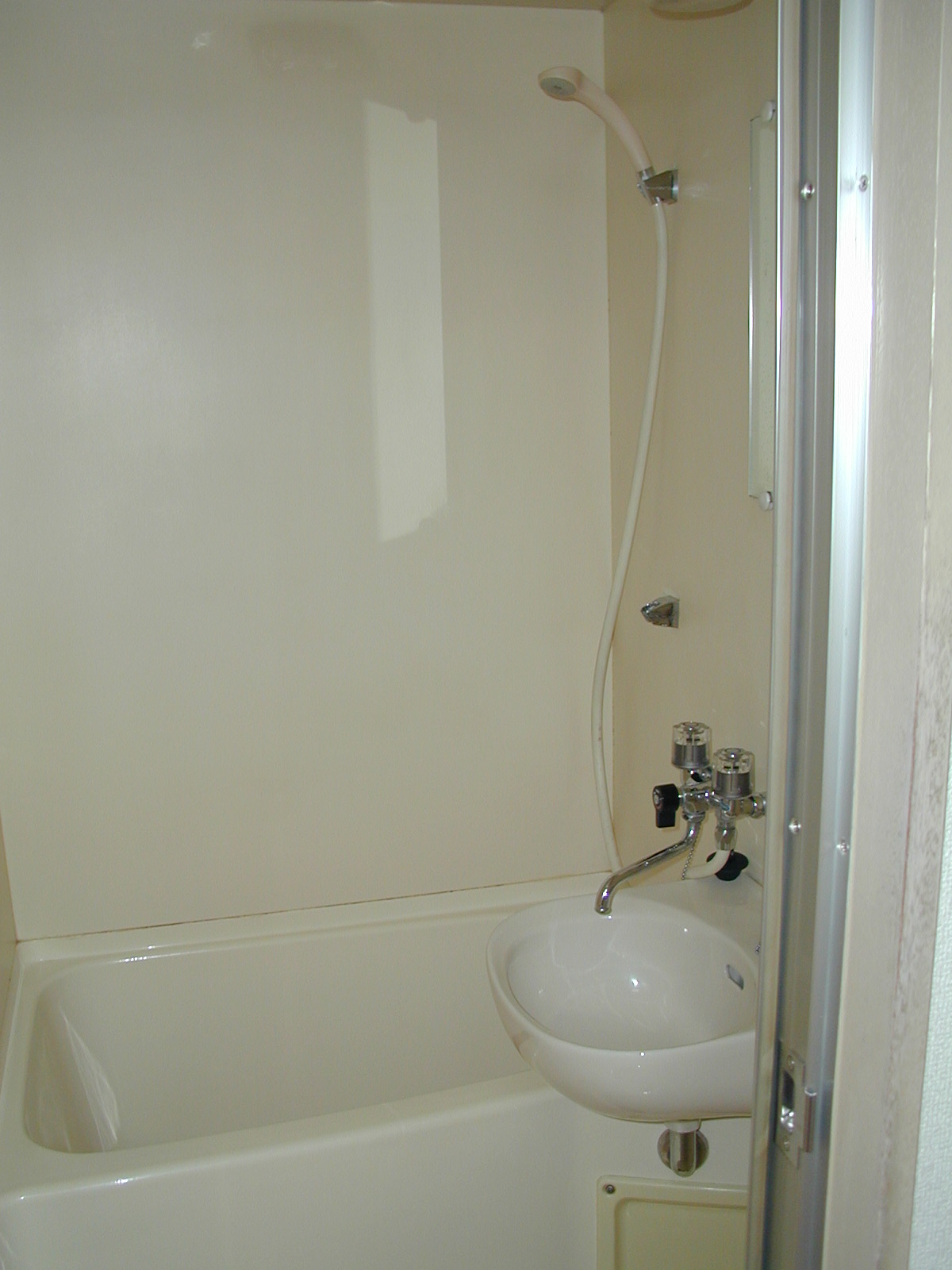 Bath. The same type unit bus