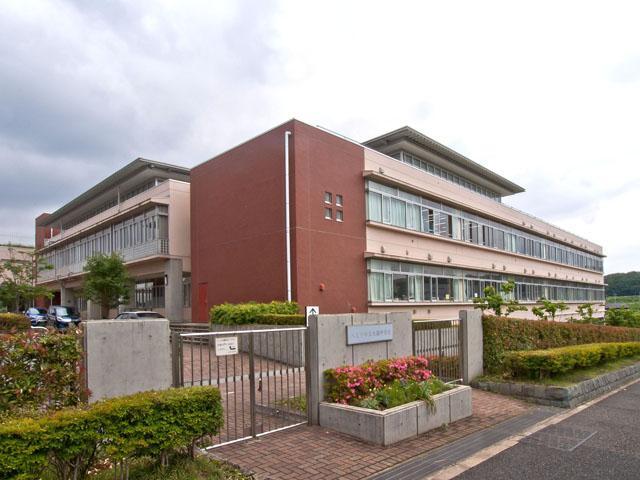 Junior high school. 762m to Hachioji City Nanakuni junior high school
