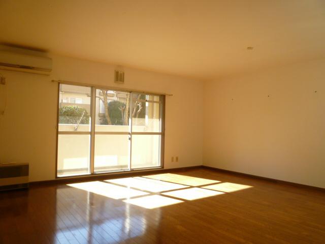 Living. Rooms is in place to paste the cross before about two years.