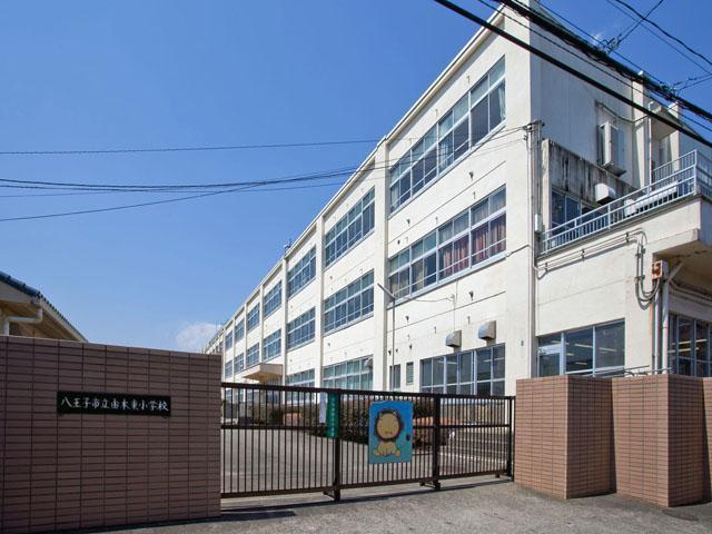 Primary school. 198m to Hachioji City Yoshiki East Elementary School