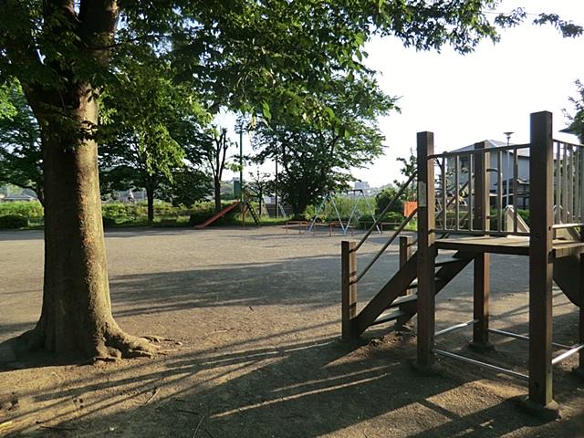 park. 913m until the honey locust ze Ki Park