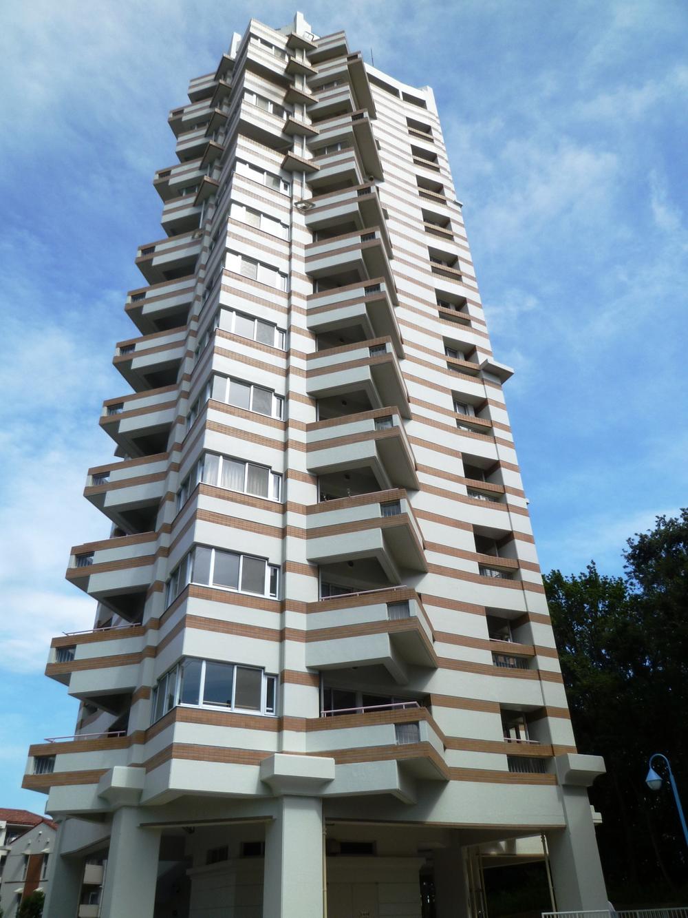 Local appearance photo. Building 3 is newly installed seismic isolation device, It has been to take measures to earthquake.