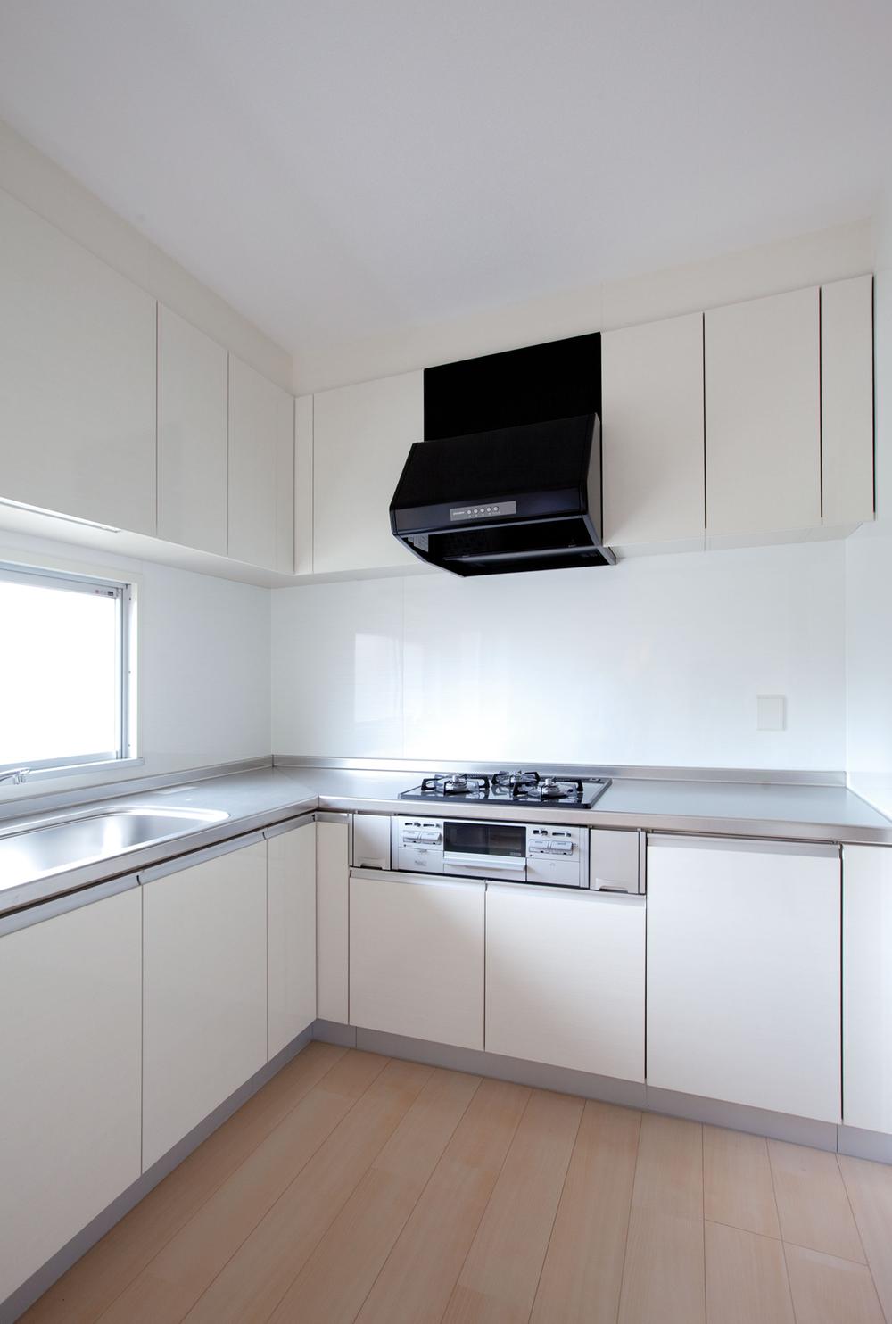 Same specifications photo (kitchen). All room kitchen is also replaced..