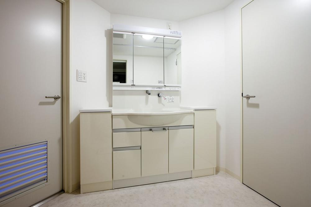 Same specifications photos (Other introspection). Vanity with a shower head has been installed in the new.
