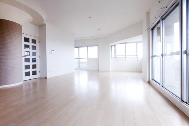 Living. Tower building is, For all rooms Corner Room, Lighting is many bright rooms.