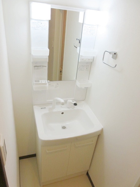 Washroom. Shampoo Dresser is'm also useful for cleaning!