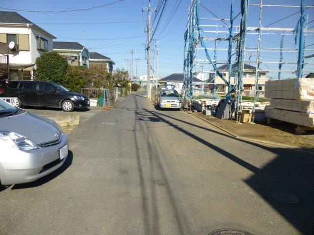 Local photos, including front road. Two buildings site