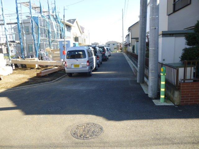 Local photos, including front road. Two buildings site