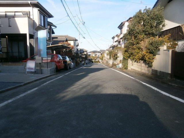 Local photos, including front road. Happy and out of the car at the front 6m road, A quiet residential area