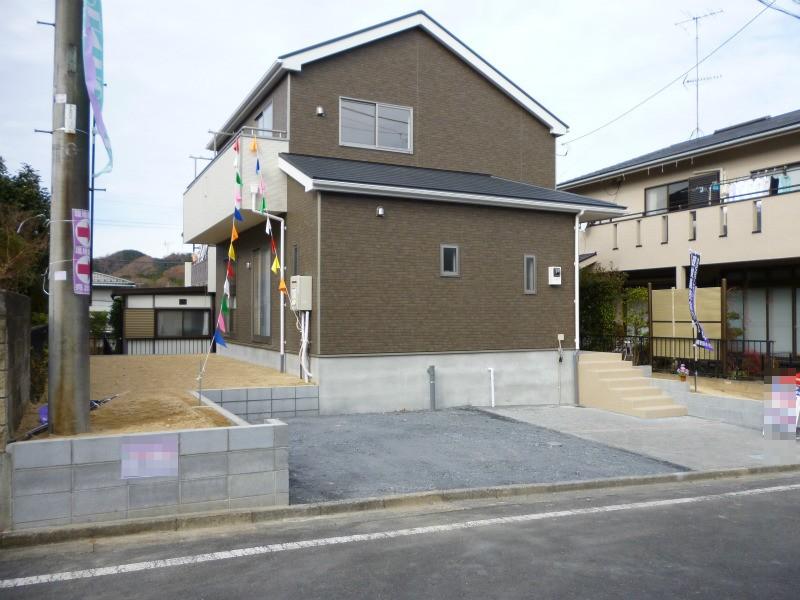 Local photos, including front road. Local (12 May 2013) Shooting