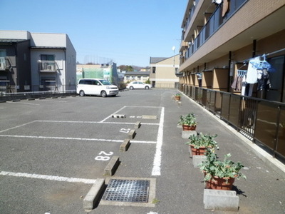 Parking lot. Parking is also easy in the grounds of the spread