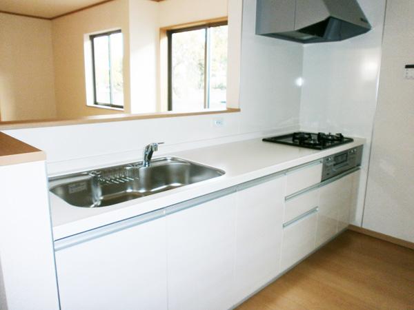 Kitchen. Face-to-face kitchen where you can enjoy a conversation with your family, even while cooking