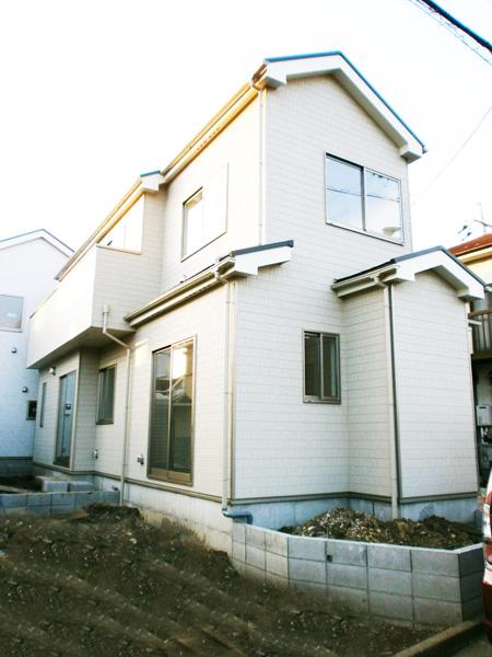 Local appearance photo. Housing that parking is facing the happy front 5m road also not good mom