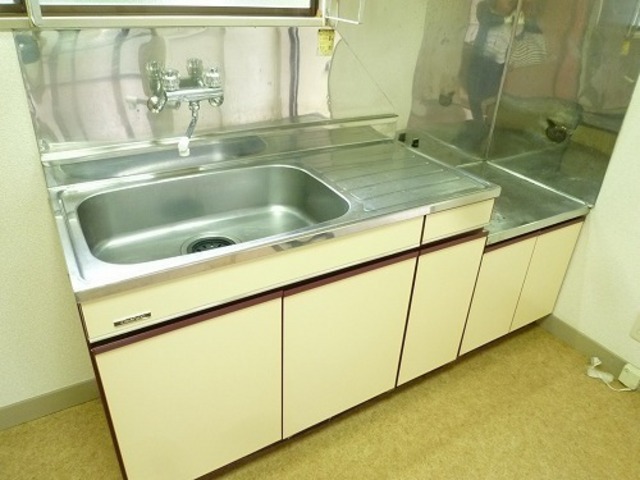 Kitchen. Gas stove can be installed