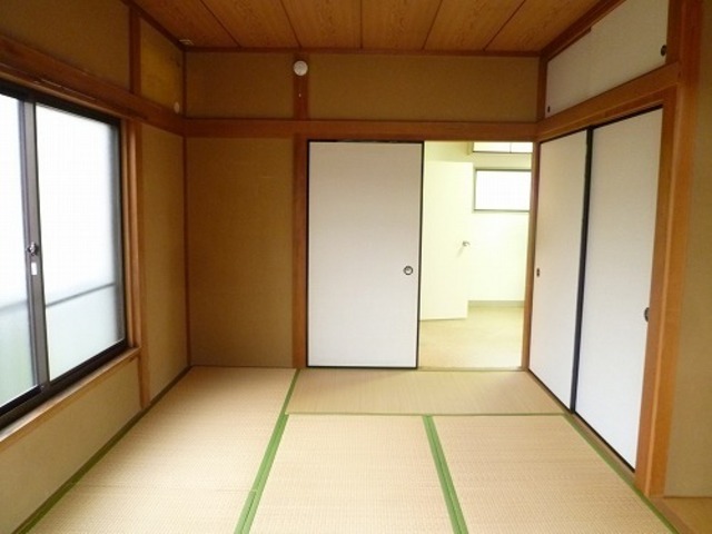 Other room space. Japanese-style room is also bright