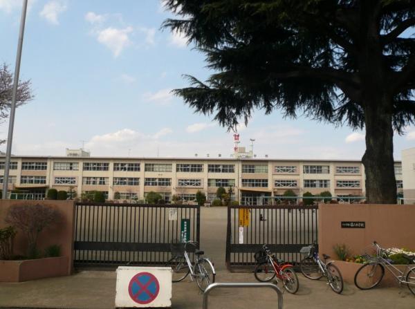 Primary school. Elementary school until the 750m sixth elementary school