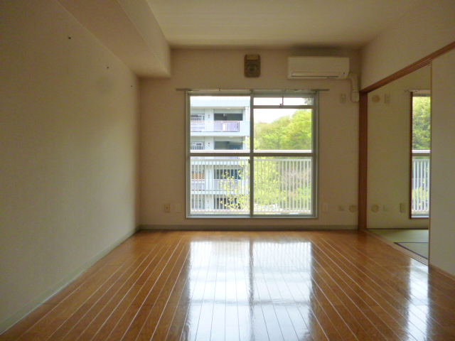 Living and room. LDK Air installed in a 11.5 quires large