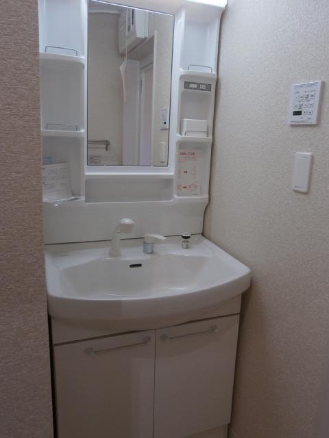 Wash basin, toilet. 1 Building