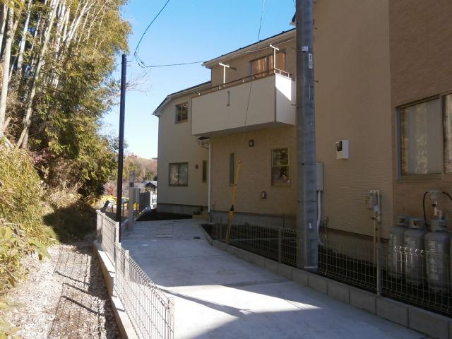 Parking lot. 1 Building