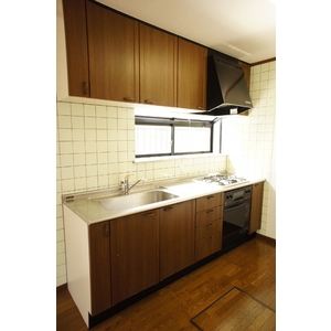 Kitchen. ※ Gas oven does not do function guarantee for leaving products