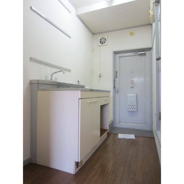 Kitchen. Kitchen space with a space!