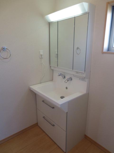 Wash basin, toilet. 1 Building Shampoo dresser with function, Three-sided mirror vanity