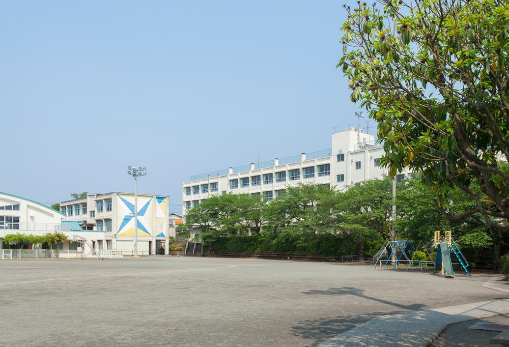 Primary school. 640m up to municipal Yoshiki Central Elementary School