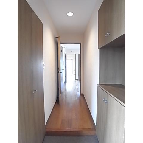 Entrance. System kitchen