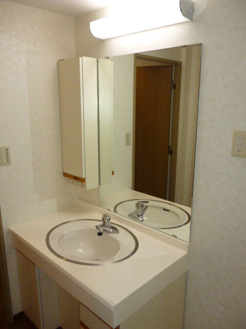 Washroom. With a large object enter the next basin undressing room.