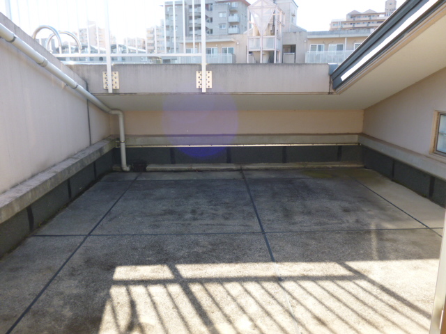 Balcony. Independent type of roof balcony next door of the line of sight is not worried.