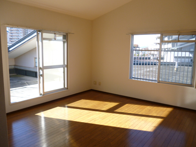 Other room space. Two-sided lighting 10.1 quires of Western-style.  It opens onto a roof balcony