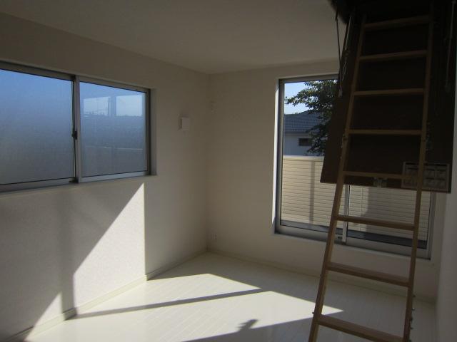 Non-living room. With the second floor Grenier Western-style