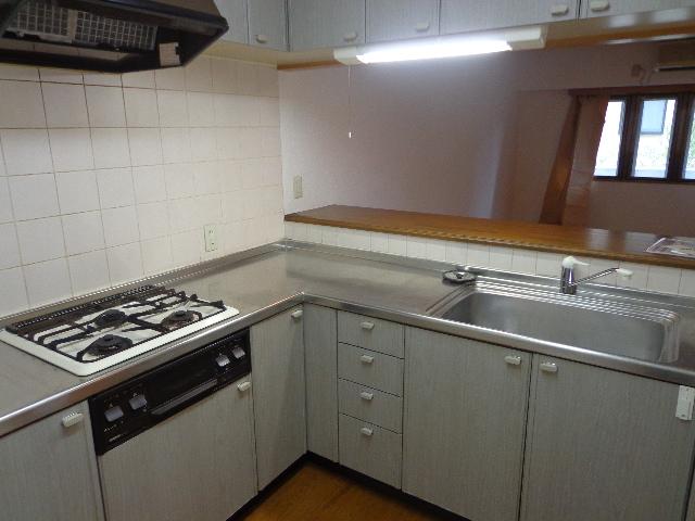 Kitchen. L-shaped kitchen