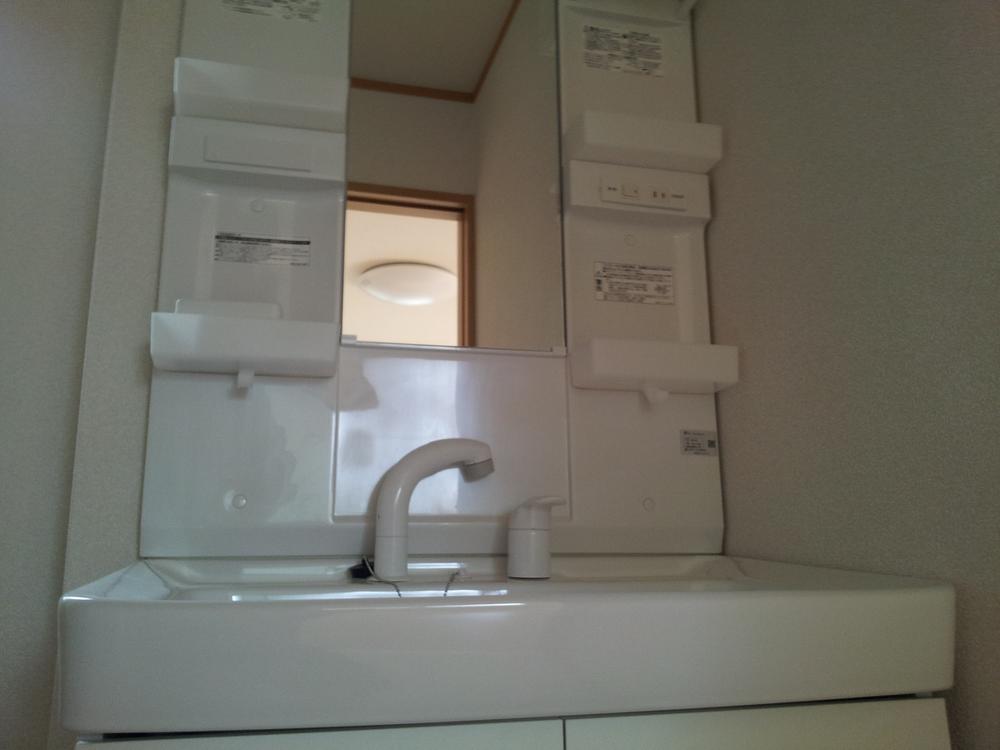 Wash basin, toilet. Indoor (12 May 2013) You can shoot shampoo.