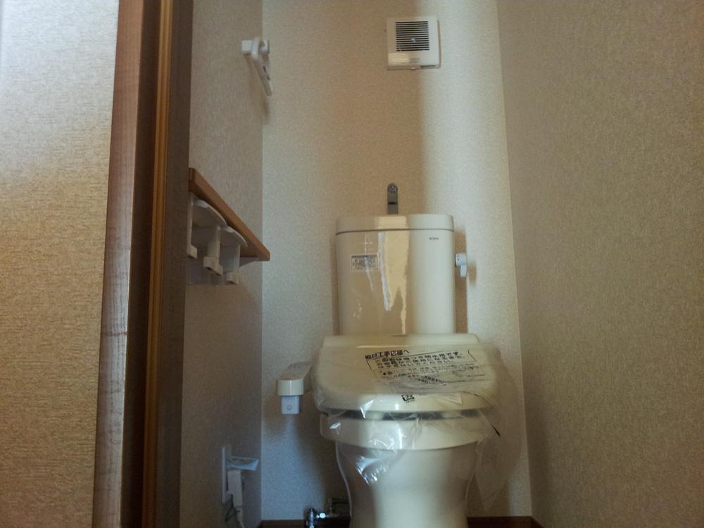 Toilet. Indoor (12 May 2013) shooting warm toilet seat ・ Bidet.