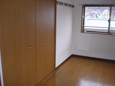 Living and room. Balcony side Western-style! 