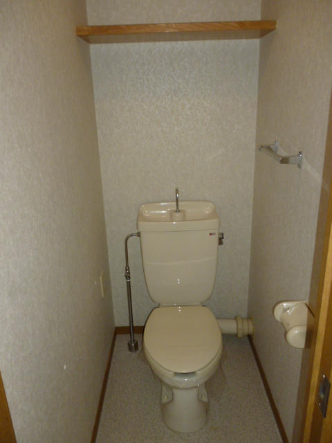 Toilet. Wide toilet ・ It is with storage.